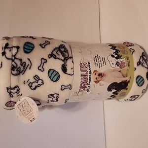 PEANUTS Cozy Sherpa Easter Blanket. 40 x 50 inch